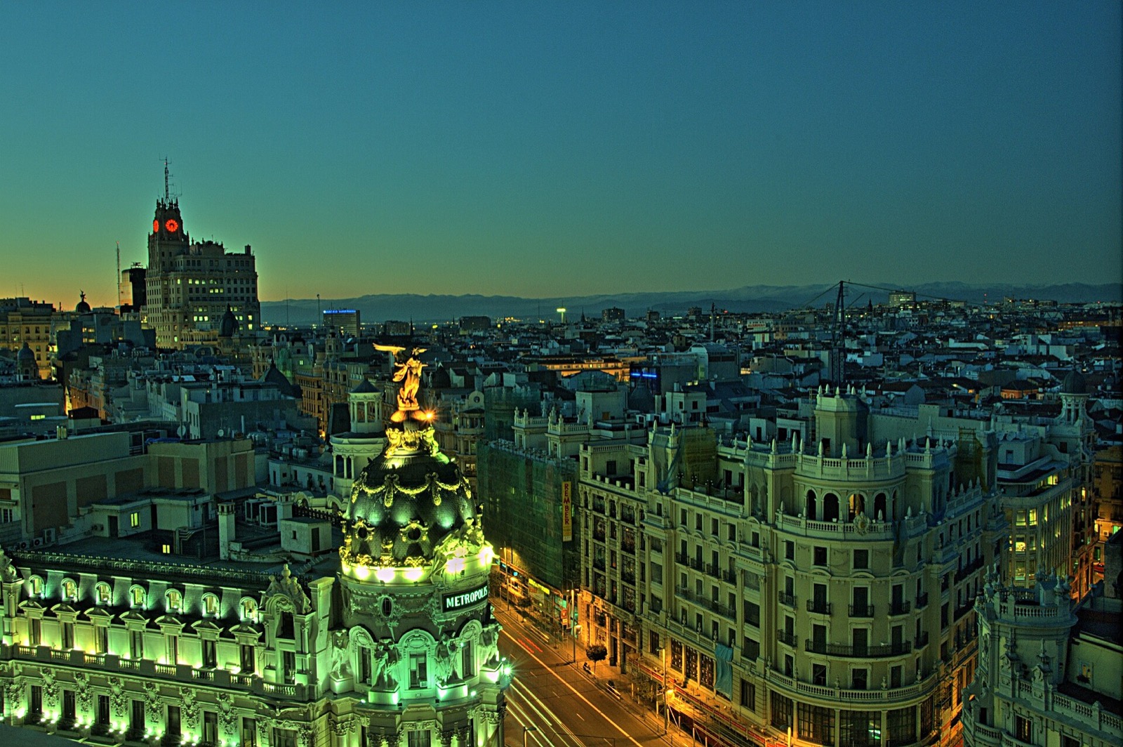 Gran Vía de Madrid al atardecer